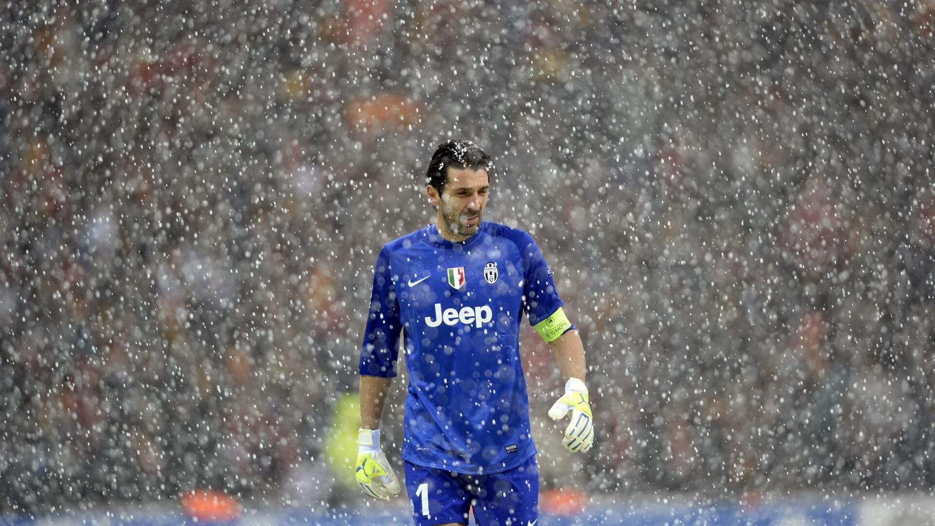 大学校园“熄灯后体育赛” 夜跑与夜投篮成新风尚